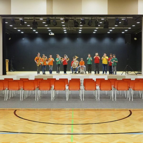 ©Heinz Schmölzer / Schulgebäude Turnsaal mit bespielter Bühne