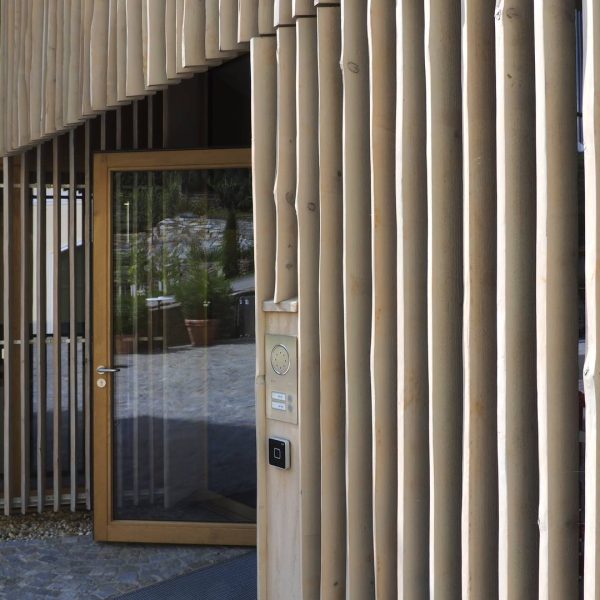 ©Heinz Schmölzer / Außenansicht - Holzlamellen mit ungeschnittener Außenkante schaffen ein lebendiges Fassadenbild