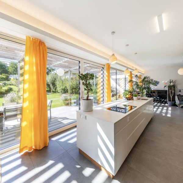 ©Romana Fürnkranz | Innenaufnahme - Küche mit Blick in den Garten im Atriumhaus