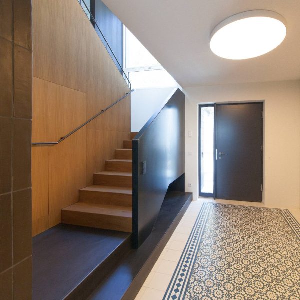 ©Romana Fürnkranz / Eingang mit Stiegenaufgang in das Wohngeschoß