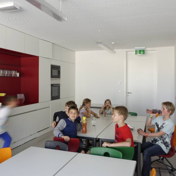 ©Walter Ebenhofer / Schulgebäude Aufenthaltsraum mit Küche