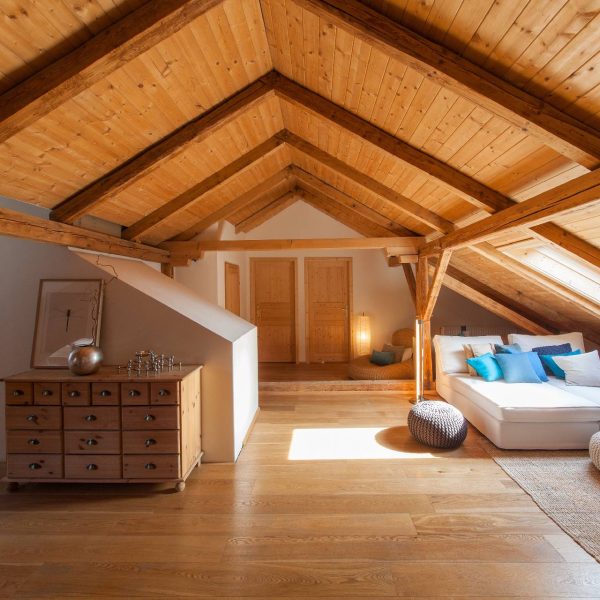 ©Romana Fürnkranz / Dachbodenausbau mit sichtbar gebliebenem Holzgespärre