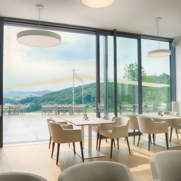 ©Jakob Mayer / Innenansicht Hotelrestaurant mit Panorama-Terrasse